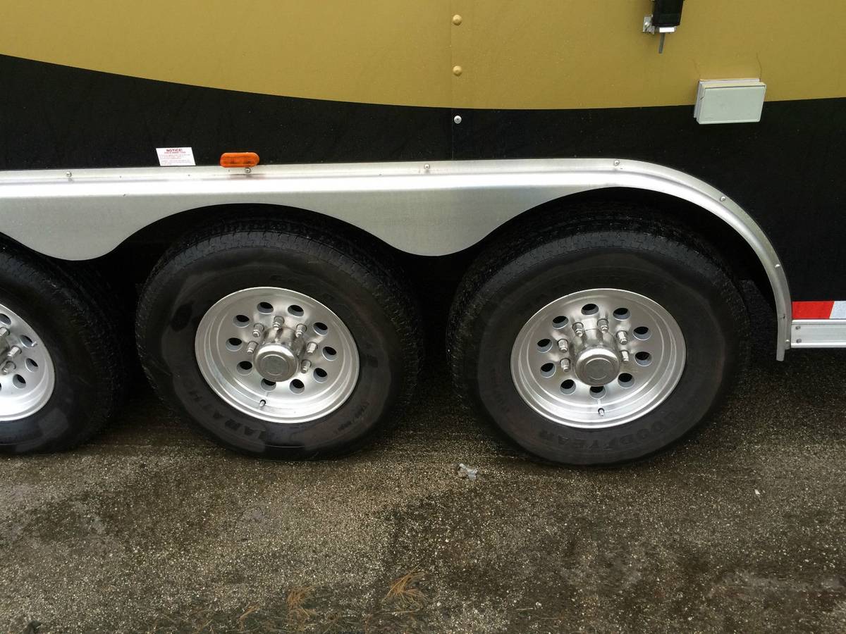 2014 26' Vintage Stacker Racing Trailer with A/C and Cabinetry, photo 4