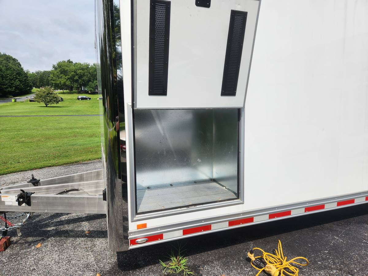 2022 Intech car trailer-28 feet- like new, photo 3