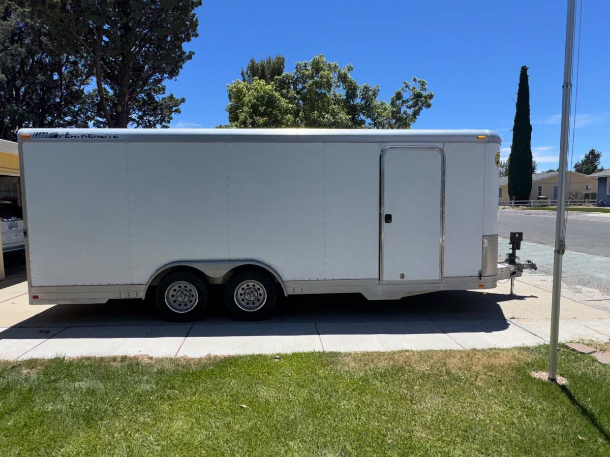 20’x8.5’ Featherlite enclosed trailer, photo 2