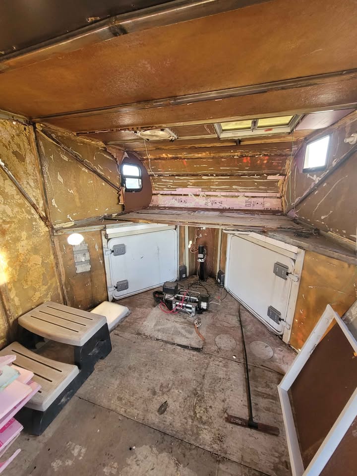 1985 28 ft enclosed car hauler, 10K, needs wiring work, photo 3