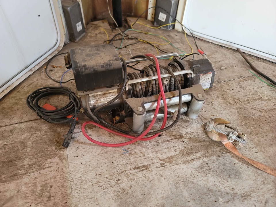 1985 28 ft enclosed car hauler, 10K, needs wiring work, photo 5