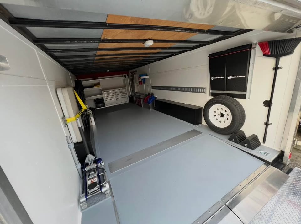 2003 Haulmark low hauler, photo 3