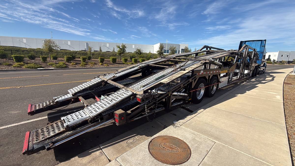 International LT Series Semi-Truck with Car Hauler Trailer, photo 6
