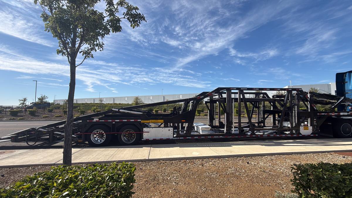 International LT Series Semi-Truck with Car Hauler Trailer, photo 7