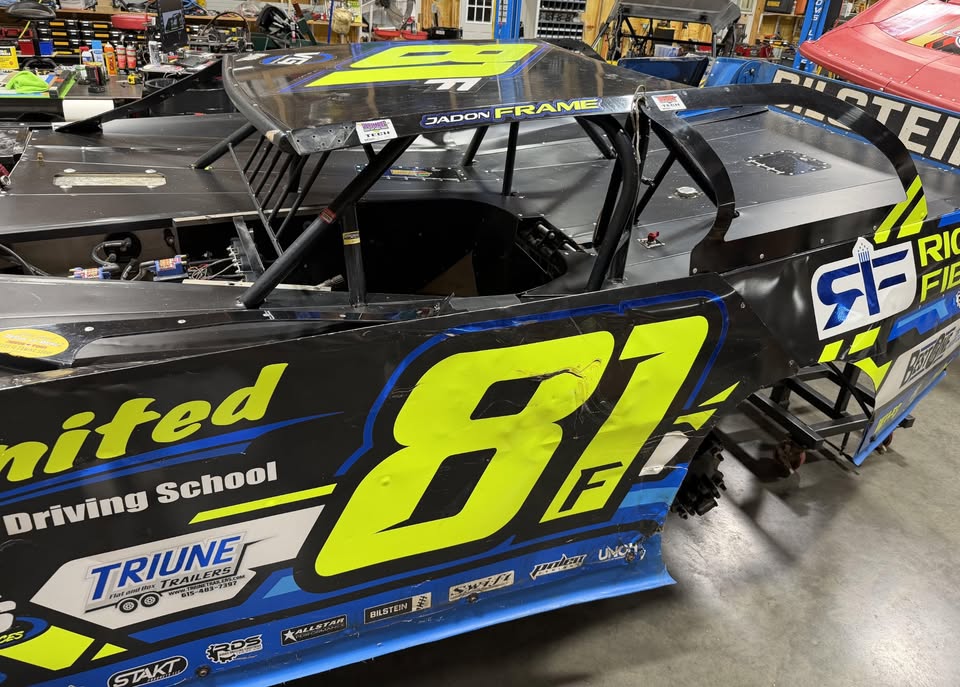 2025 Longhorn dirt late model, ~30 nights, new Longhorn parts, photo 2
