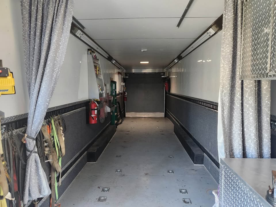 2007 United Expressline 48 ft gooseneck race trailer, toy hauler, photo 3