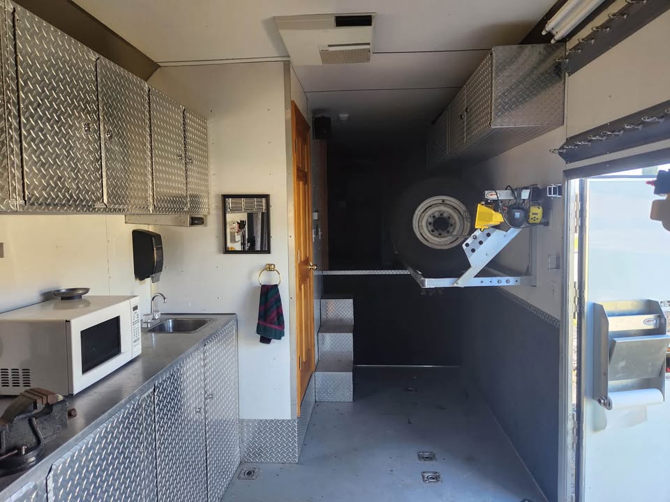 2007 United Expressline 48 ft gooseneck race trailer, toy hauler, photo 4