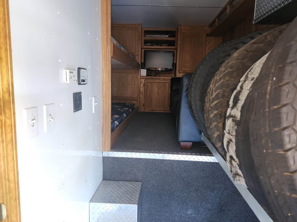 2007 United Expressline 48 ft gooseneck race trailer, toy hauler, photo 5