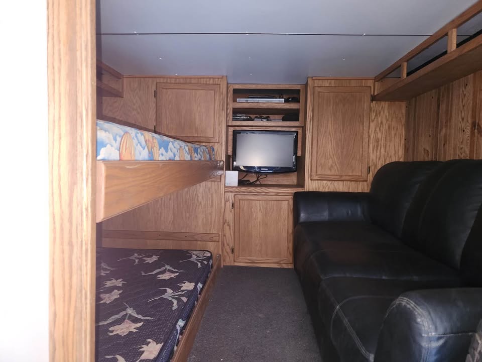 2007 United Expressline 48 ft gooseneck race trailer, toy hauler, photo 6