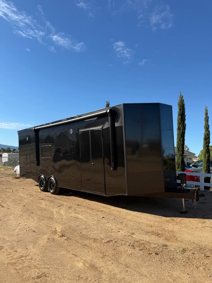 2025 Fractal 8.5x26 enclosed race trailer, fully loaded, photo 2