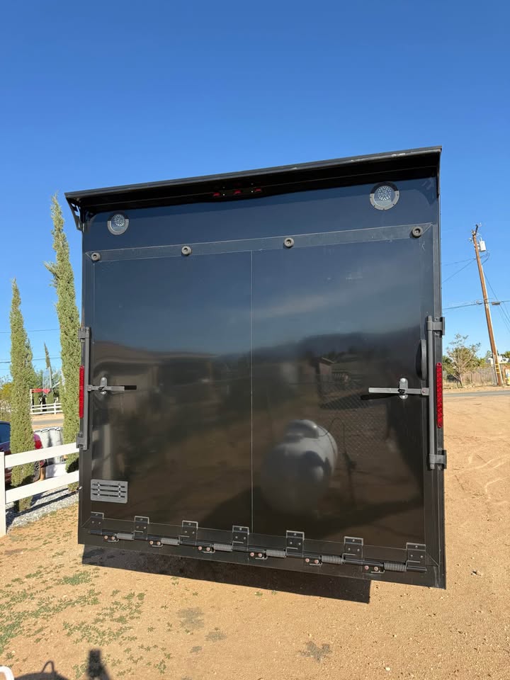 2025 Fractal 8.5x26 enclosed race trailer, fully loaded, photo 3