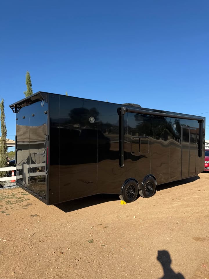 2025 Fractal 8.5x26 enclosed race trailer, fully loaded, photo 4