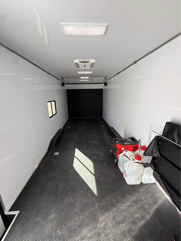 2025 Fractal 8.5x26 enclosed race trailer, fully loaded, photo 5