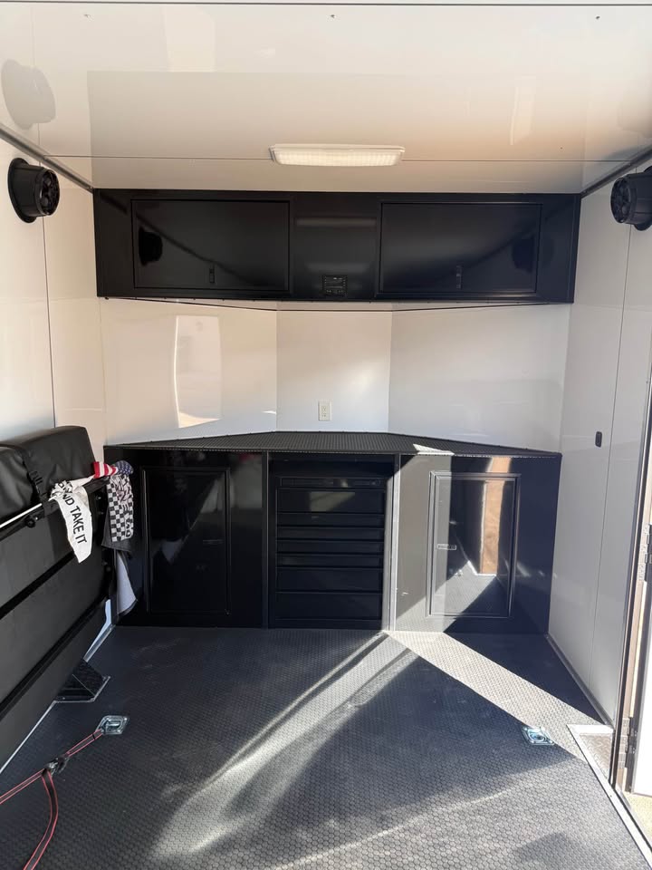 2025 Fractal 8.5x26 enclosed race trailer, fully loaded, photo 6