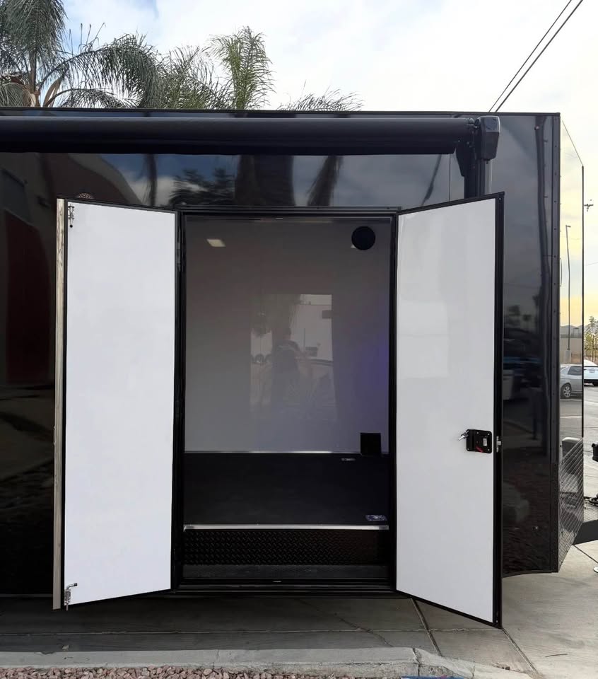 2025 Fractal 8.5x26 enclosed race trailer, fully loaded, photo 7