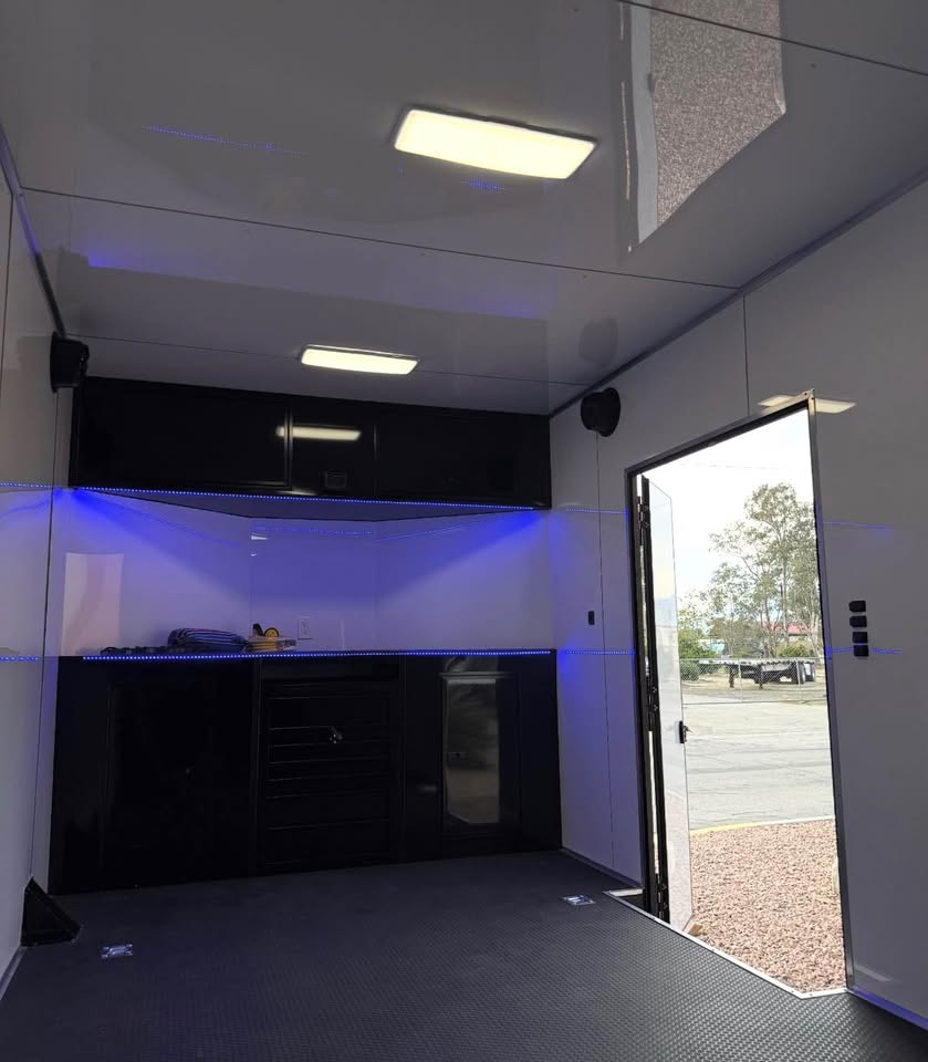 2025 Fractal 8.5x26 enclosed race trailer, fully loaded, photo 8