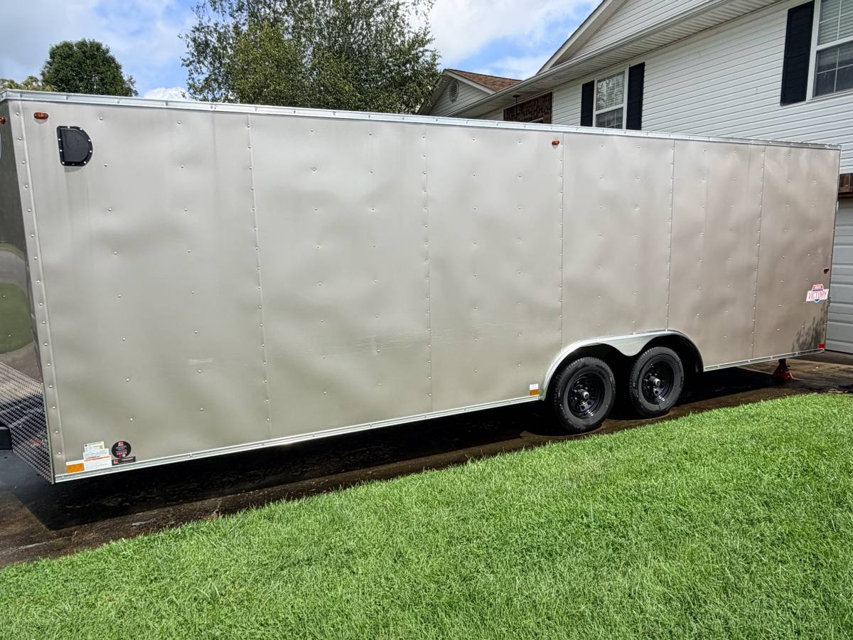 2025 Interstate Victory 24’ Enclosed Trailer, photo 2