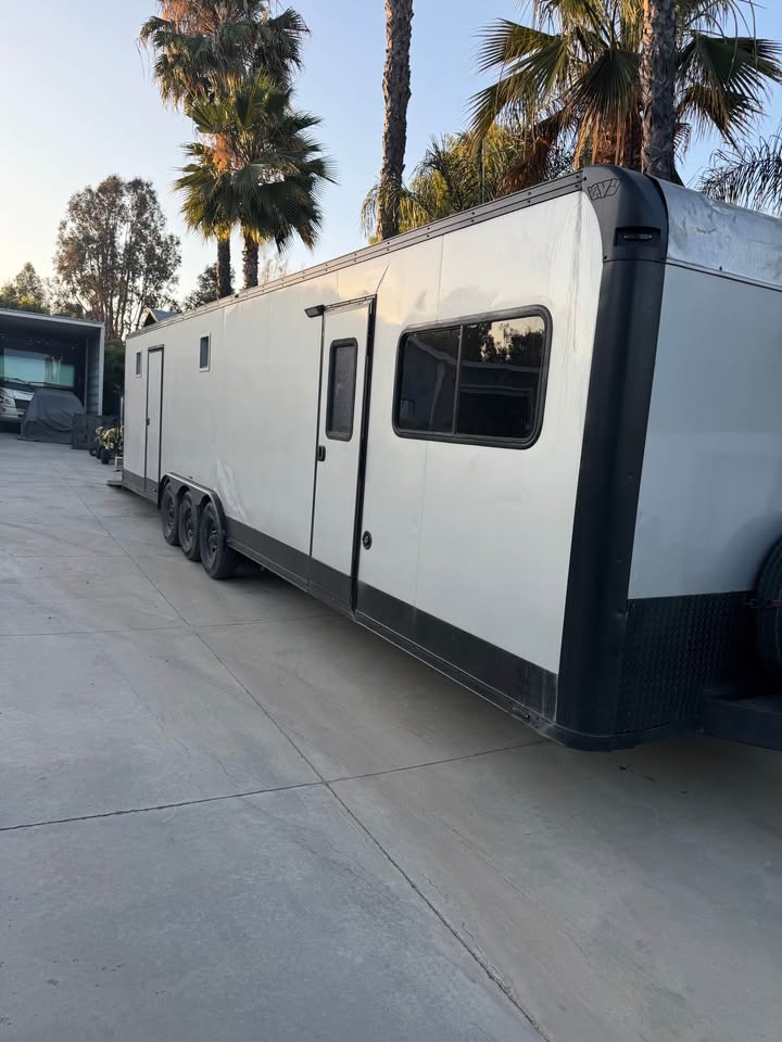 2018 Vintage Outlaw race trailer with living quarters, photo 2