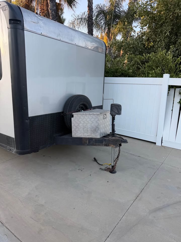 2018 Vintage Outlaw race trailer with living quarters, photo 3