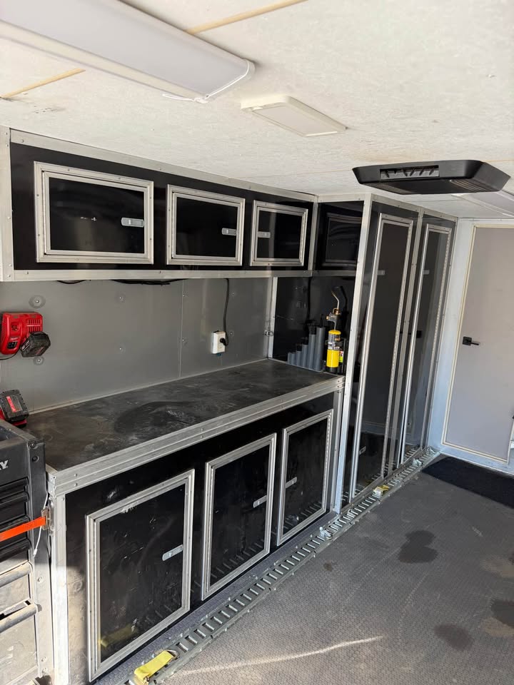 2018 Vintage Outlaw race trailer with living quarters, photo 5