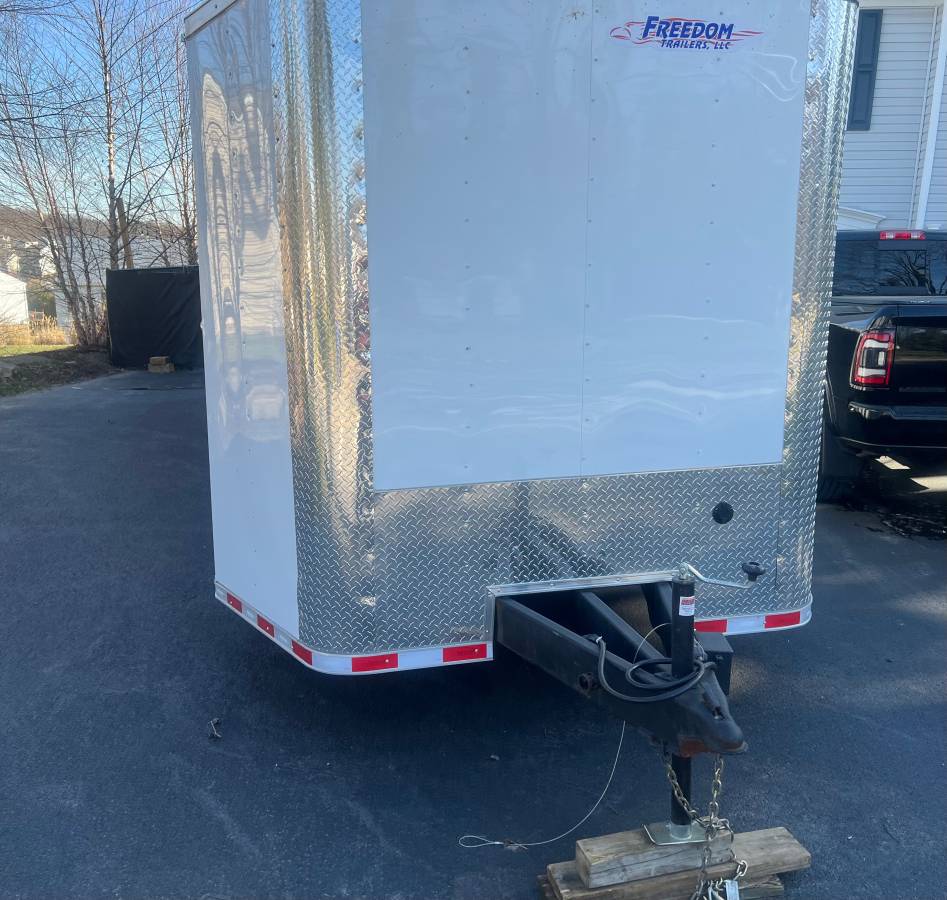 Enclosed 30’car hauler, photo 2