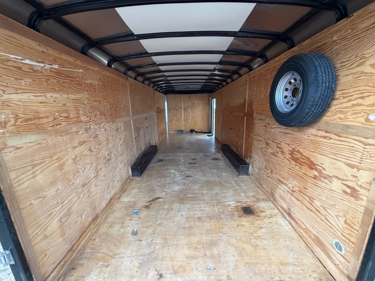 2022 Interstate 8.5x24x7 Enclosed Cargo Trailer Car Hauler, photo 6
