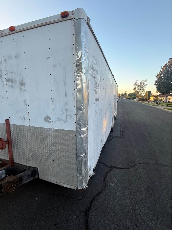 Hallmark 24’ enclosed trailer, photo 3