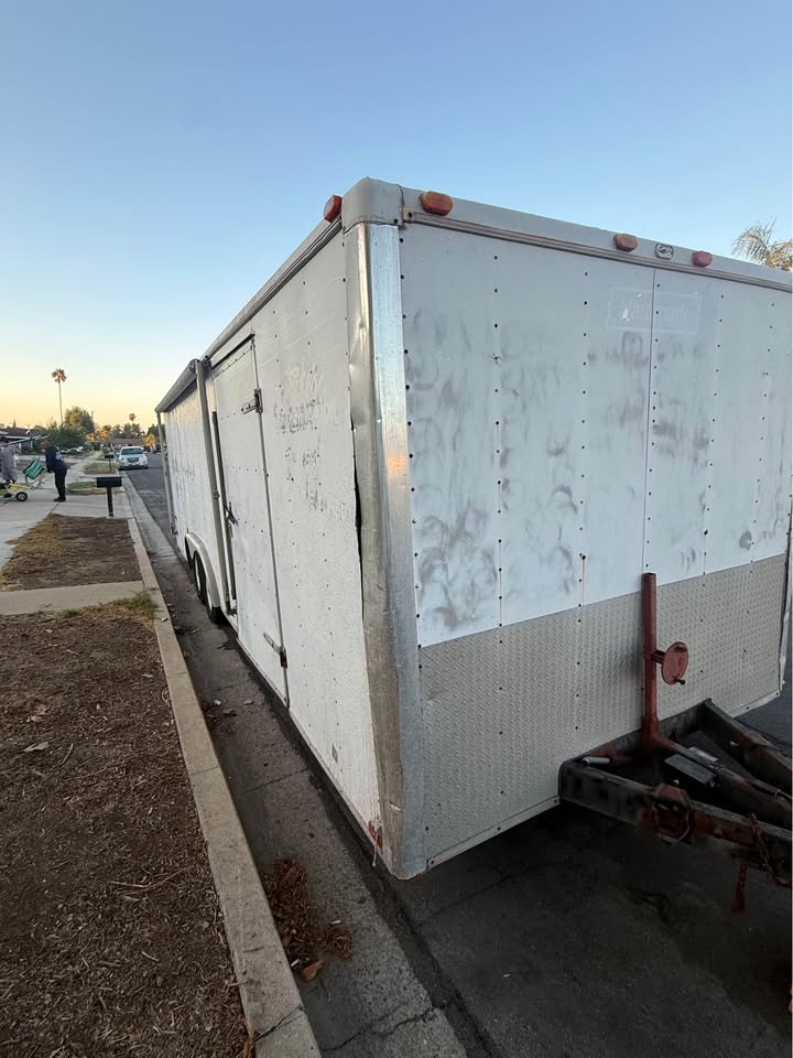 Hallmark 24’ enclosed trailer, photo 5