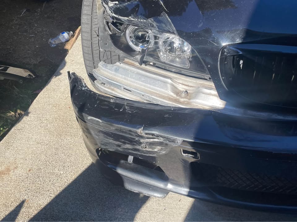 2004 BMW 330Ci, automatic, runs, right apron damage, photo 2