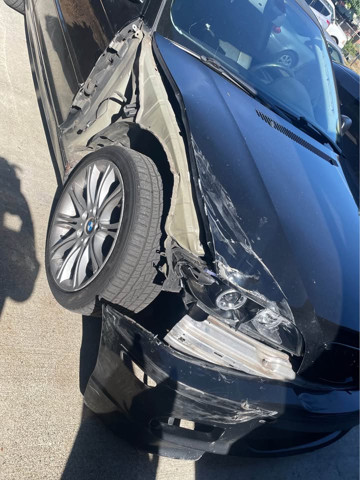 2004 BMW 330Ci, automatic, runs, right apron damage, photo 3