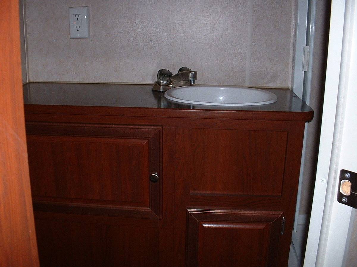 2012 Vintage Outlaw 53' Enclosed Car Hauler with Living Quarters, photo 4