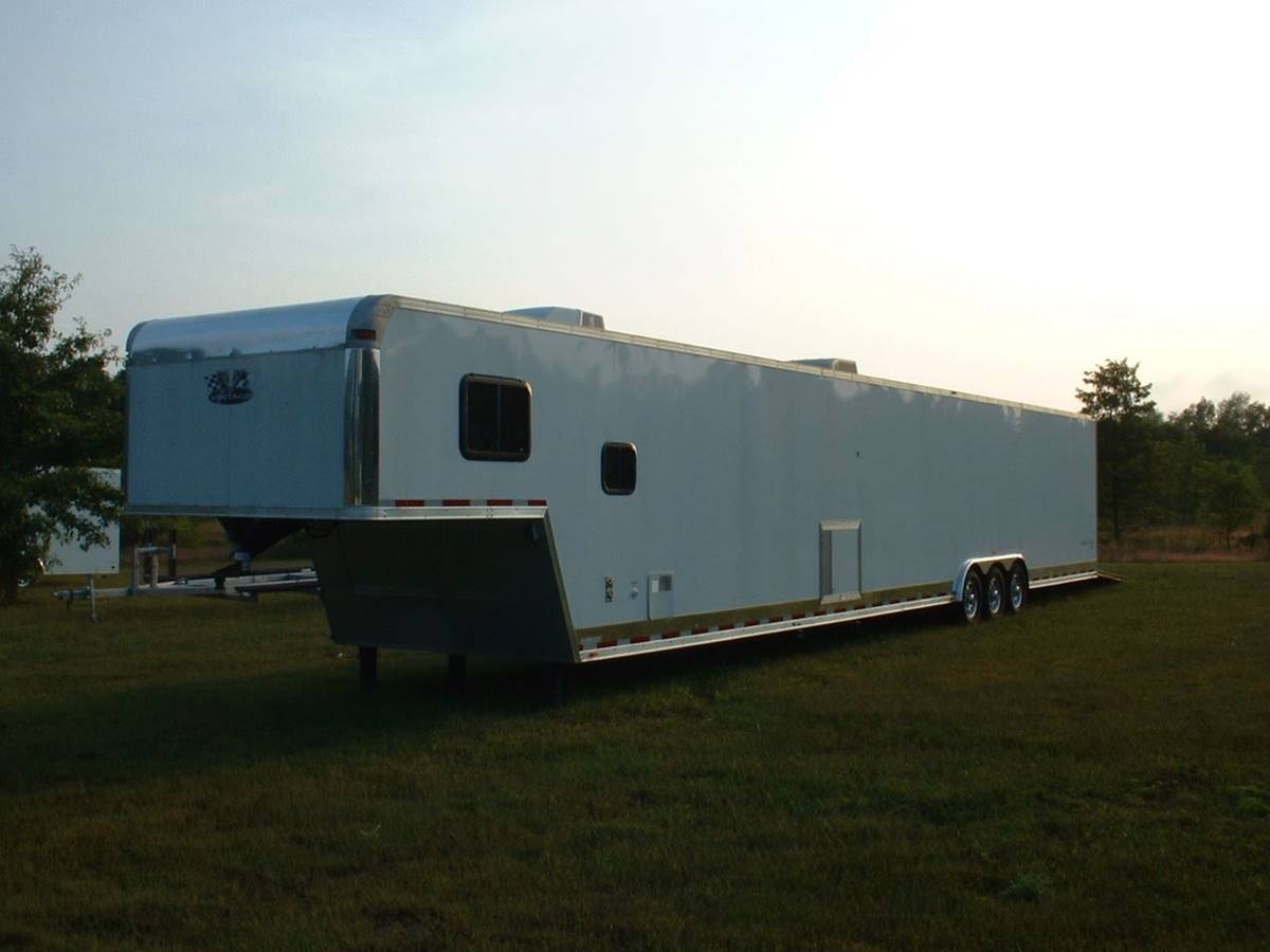 2012 Vintage Outlaw 53' Enclosed Car Hauler with Living Quarters, photo 7