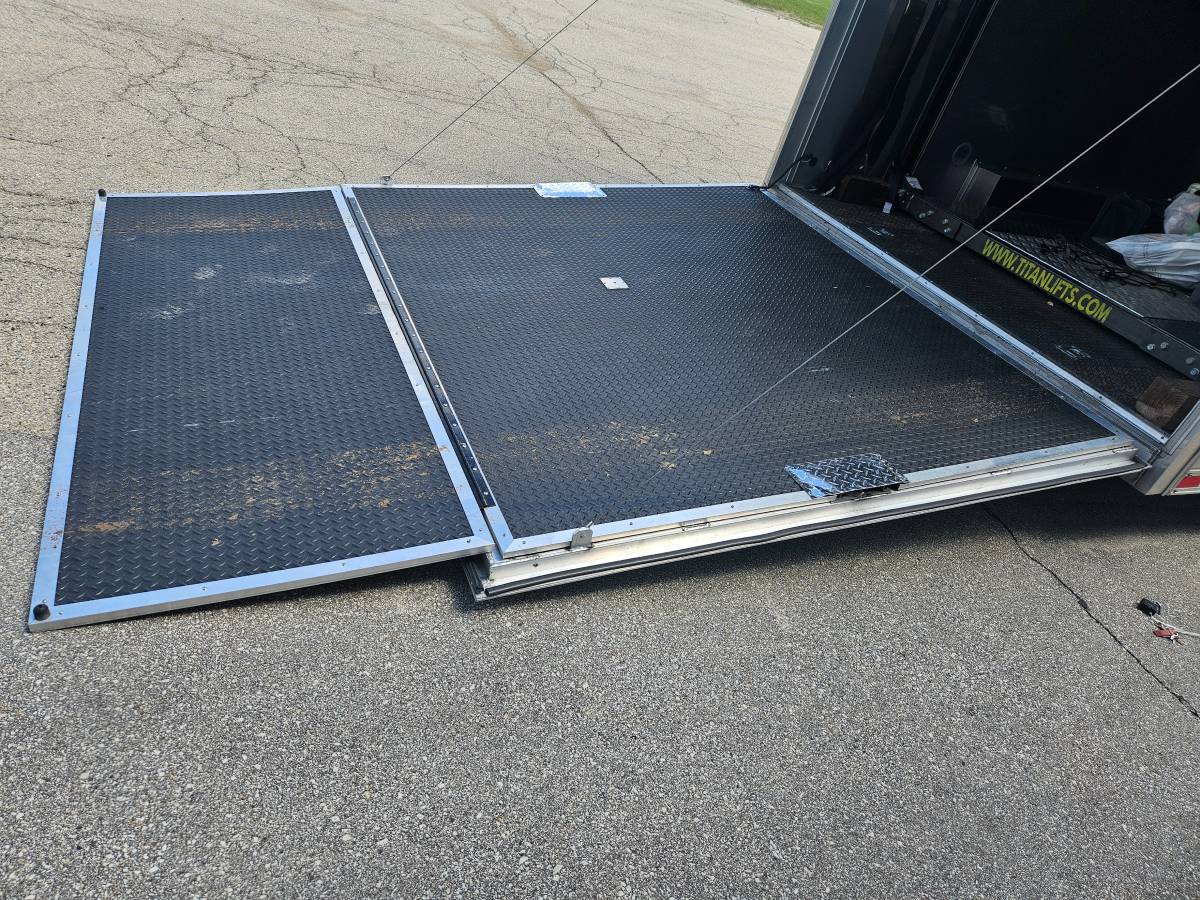 2019 Aluminum Enclosed 24' Stacker trailer, photo 4