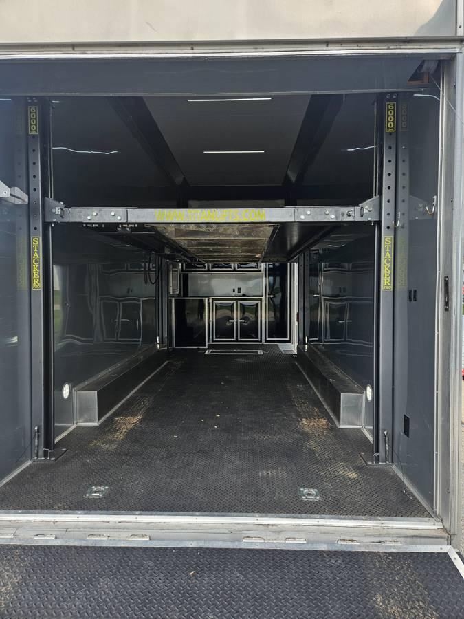 2019 Aluminum Enclosed 24' Stacker trailer, photo 5