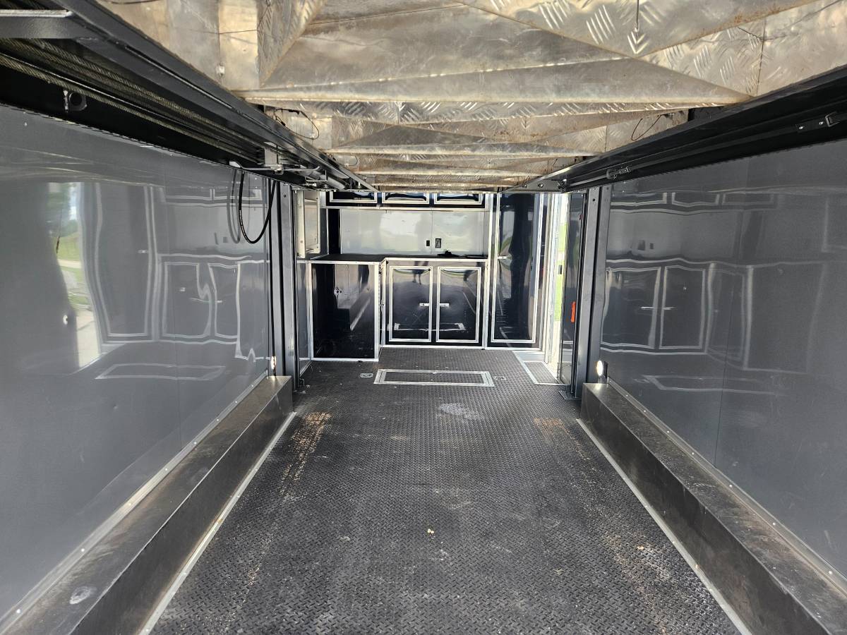 2019 Aluminum Enclosed 24' Stacker trailer, photo 9