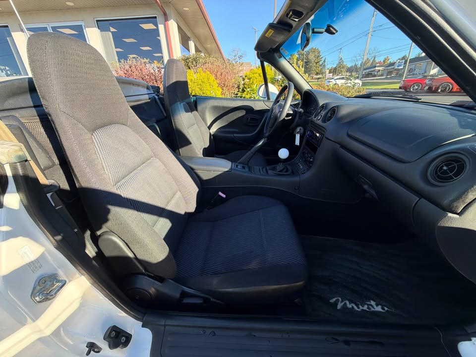 2000 Mazda Miata, manual, tan soft top, no A/C, photo 17