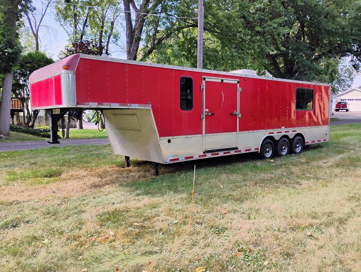 2004 United ExpressLine 34ft Gooseneck Custom Race Trailer, photo 2