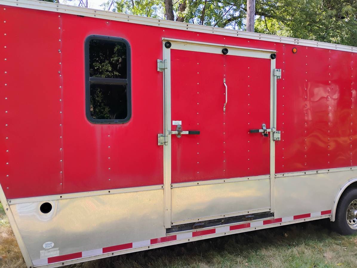 2004 United ExpressLine 34ft Gooseneck Custom Race Trailer, photo 3