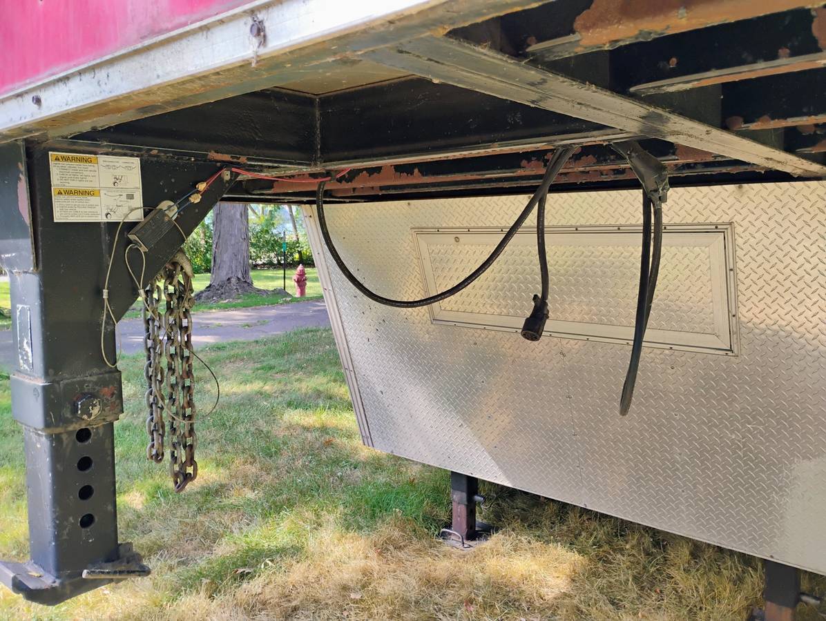 2004 United ExpressLine 34ft Gooseneck Custom Race Trailer, photo 5