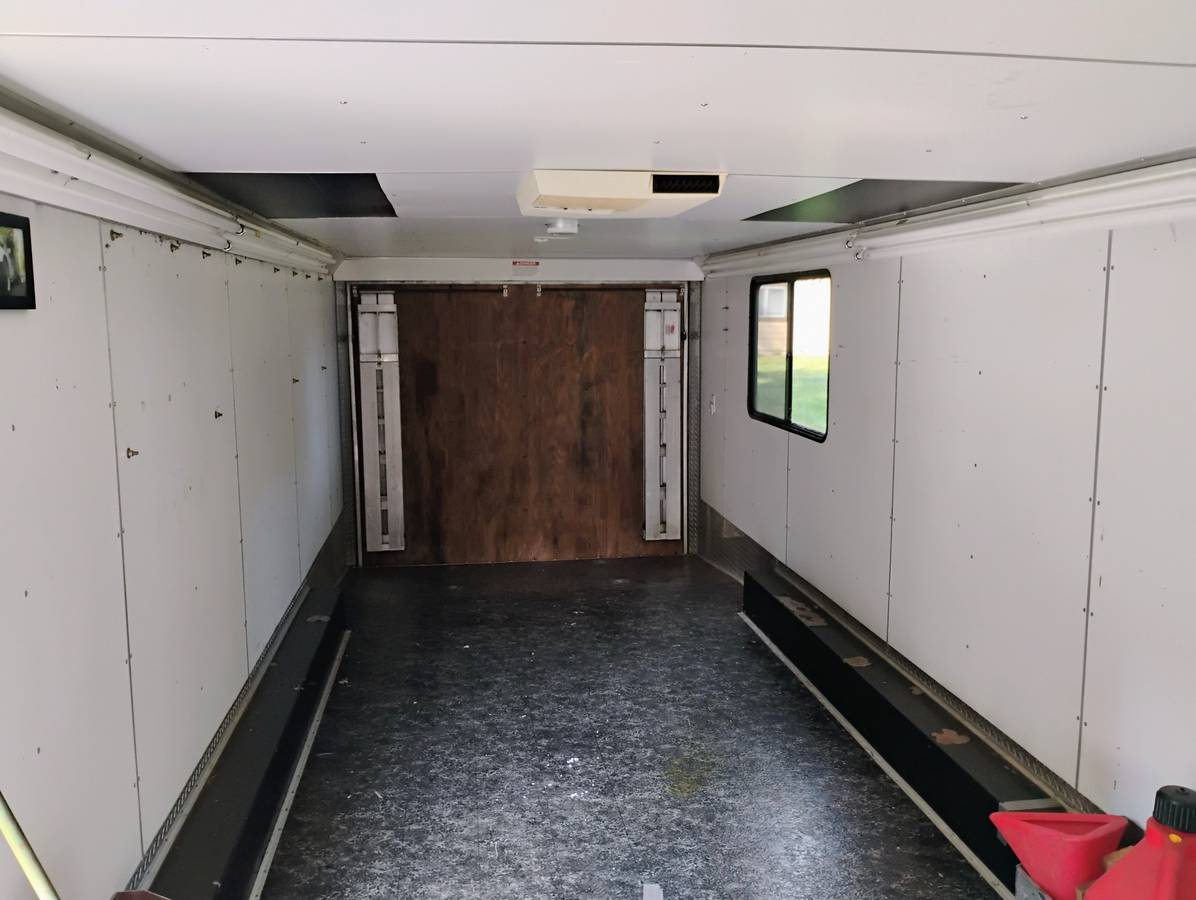 2004 United ExpressLine 34ft Gooseneck Custom Race Trailer, photo 6