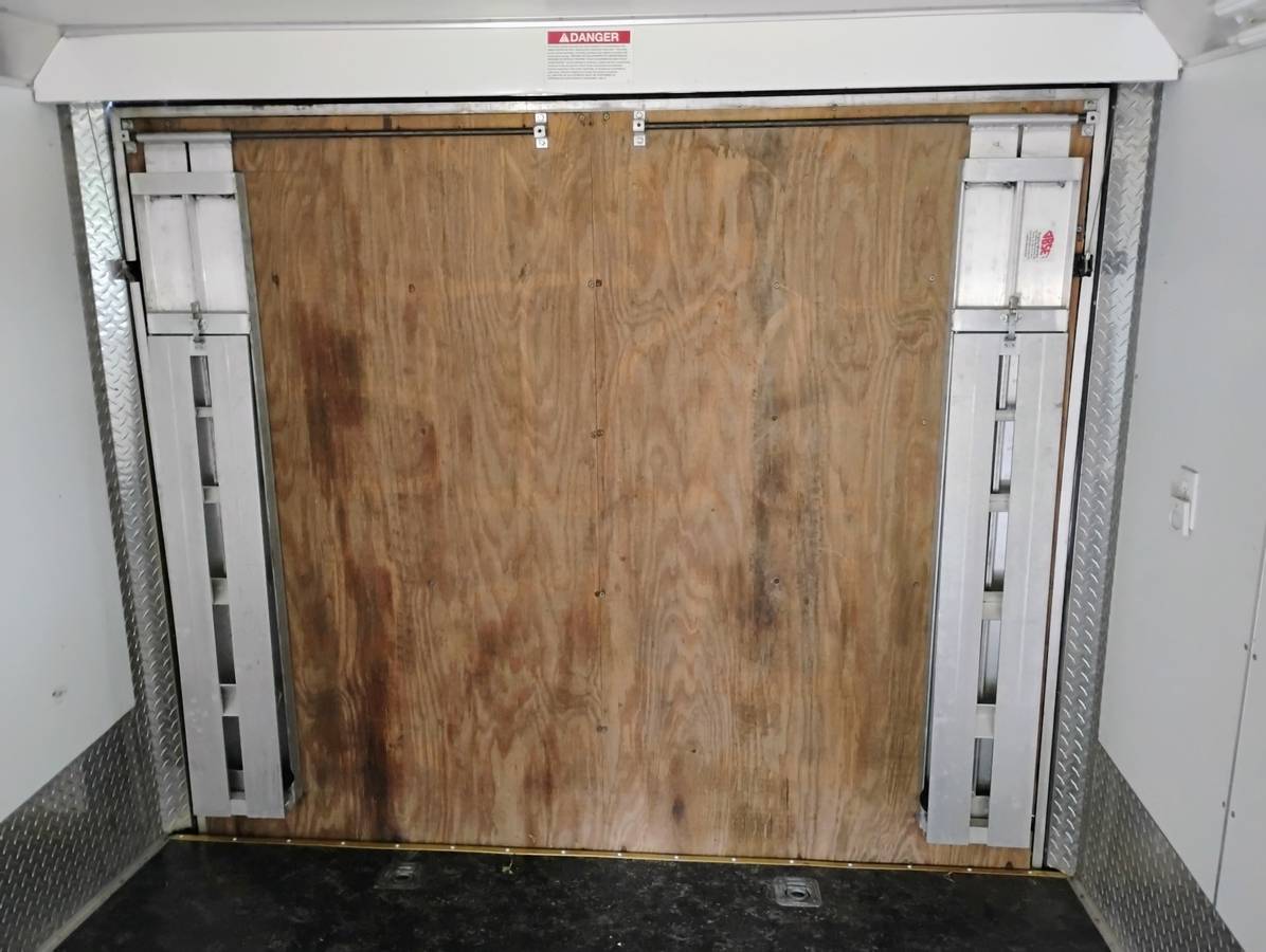 2004 United ExpressLine 34ft Gooseneck Custom Race Trailer, photo 7