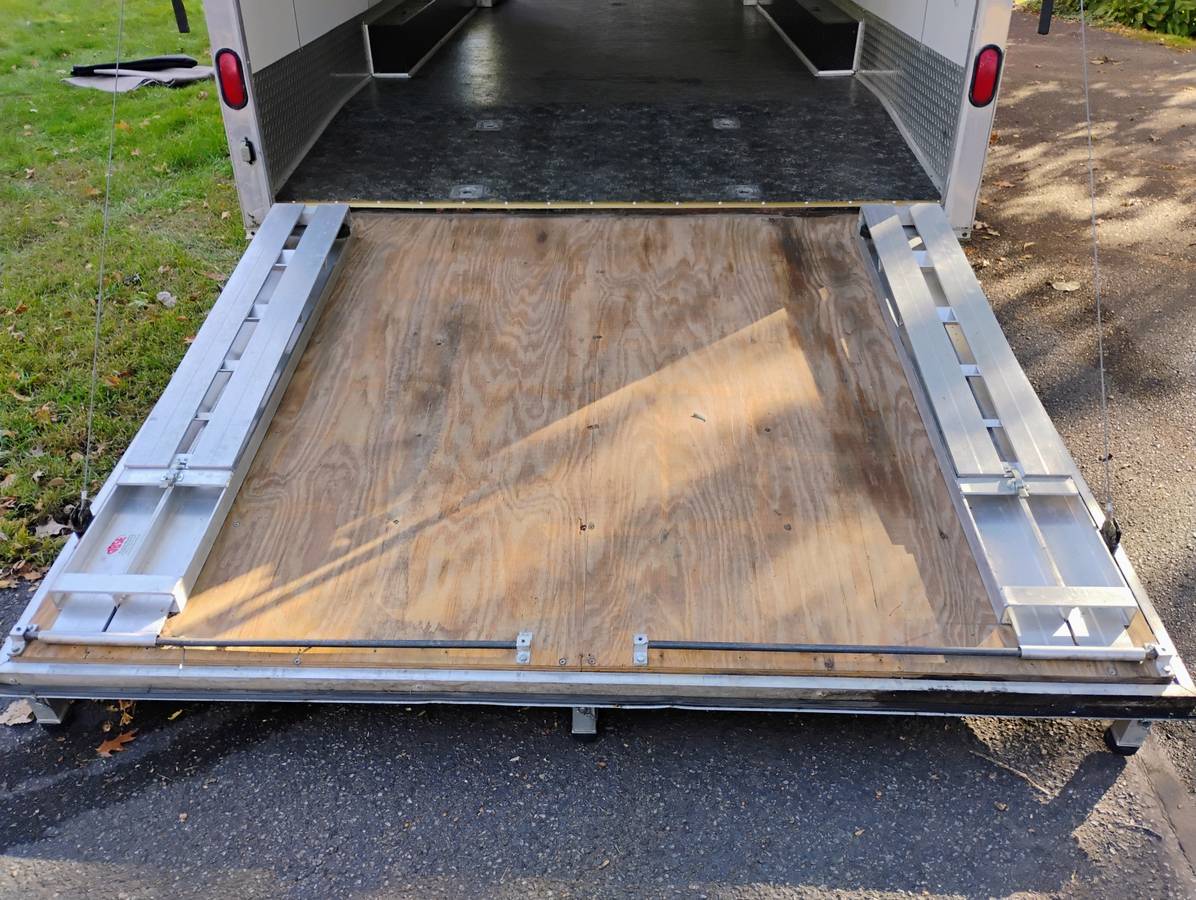 2004 United ExpressLine 34ft Gooseneck Custom Race Trailer, photo 9