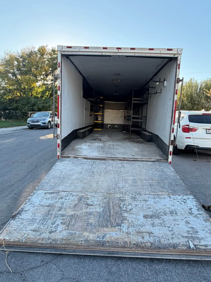 2007 HAUI enclosed trailer, photo 2