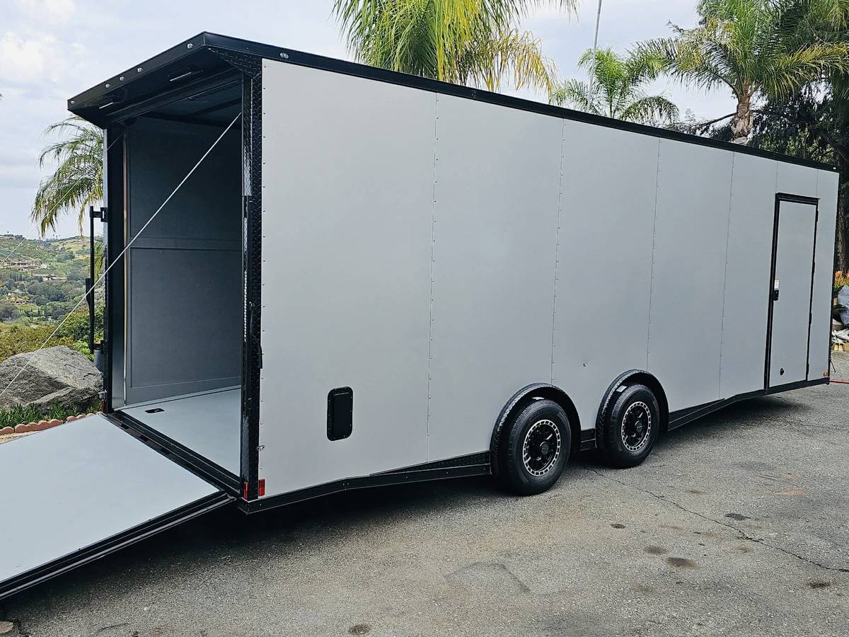 Custom Trailer 24ft Enclosed Cargo / Car Hauler + escape door, photo 2