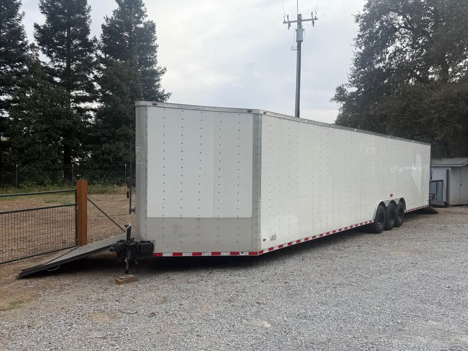 2023 car hauler 36’, photo 2