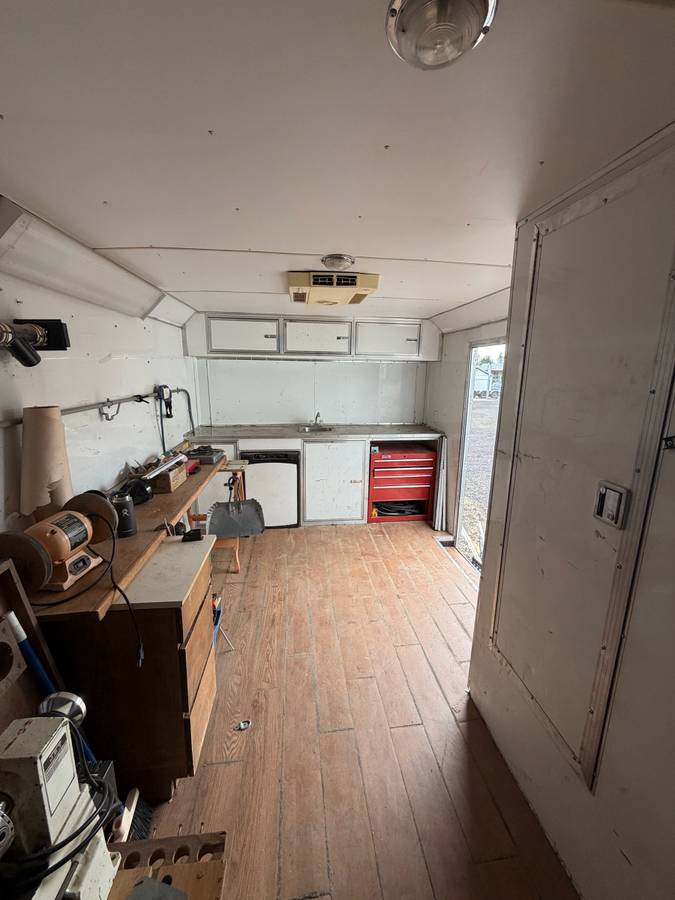 2005 Haulmark Edge live aboard 32' race trailer, photo 4