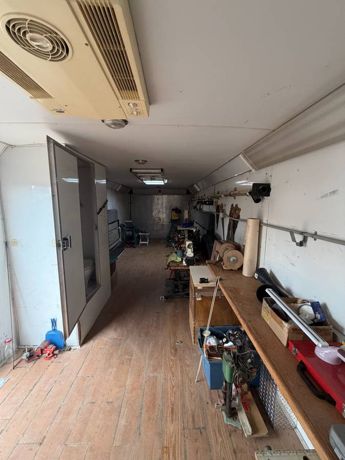 2005 Haulmark Edge live aboard 32' race trailer, photo 5