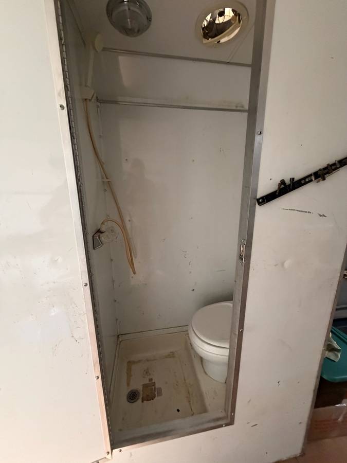 2005 Haulmark Edge live aboard 32' race trailer, photo 6