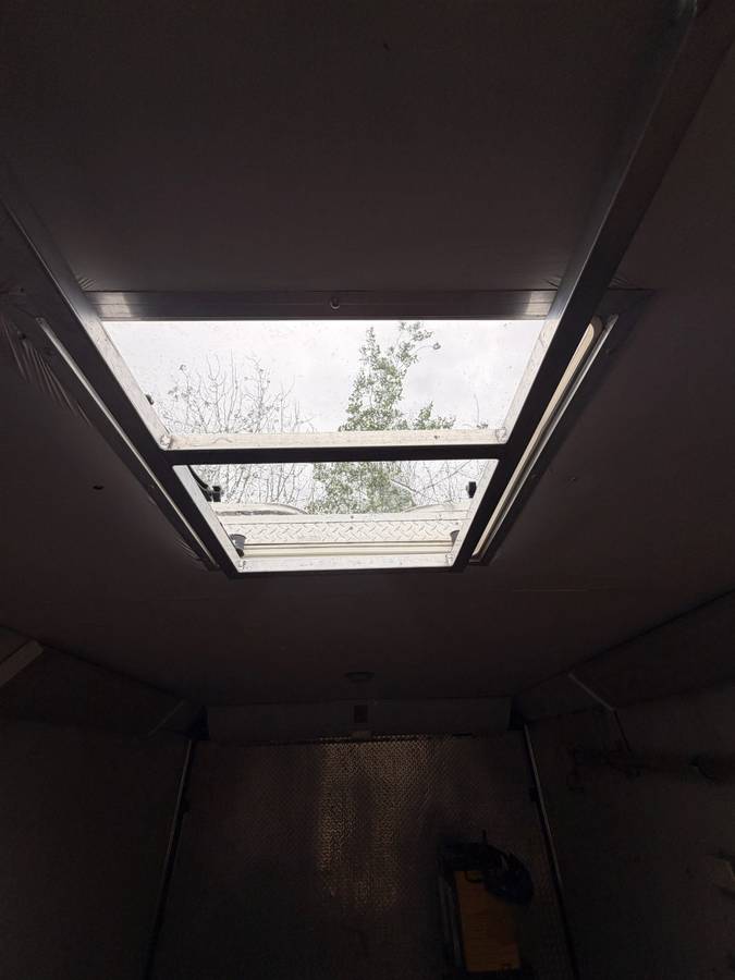 2005 Haulmark Edge live aboard 32' race trailer, photo 7