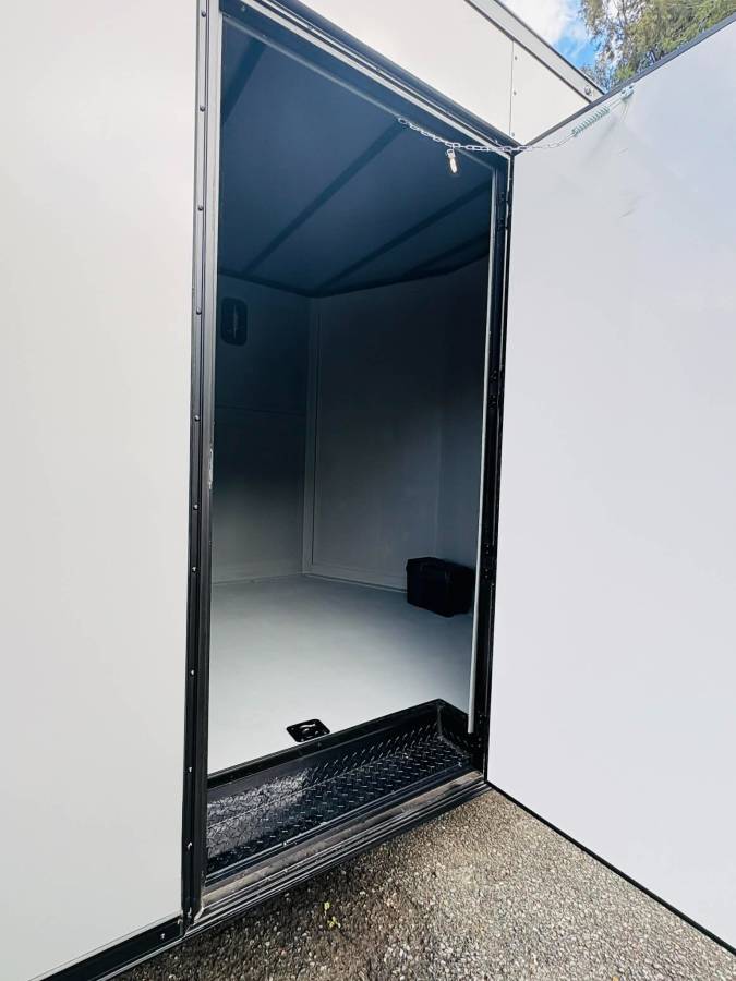 New Custom Trailer 24ft Enclosed Cargo / Car Hauler + escape door, photo 12
